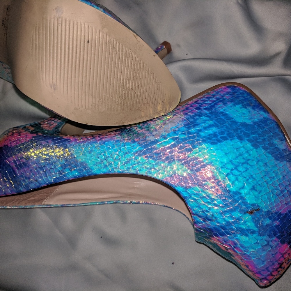 Holographic Python Pumps - Picture 3 of 5